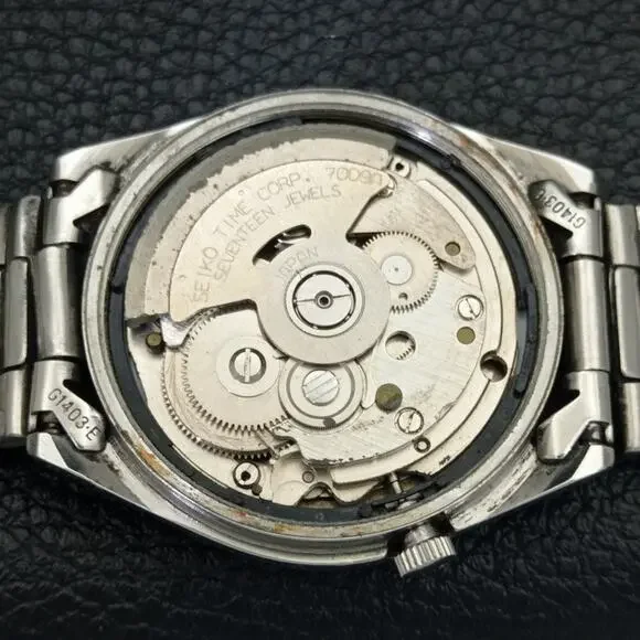 Vintage 1977 Seiko Automatic Mens Silver Watch W/daydate & Red accents - Picture 9 of 10